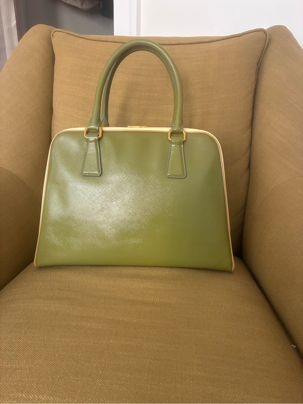 Prada Saffiano Vernice pyramid frame handbag - Picture 4 of 16